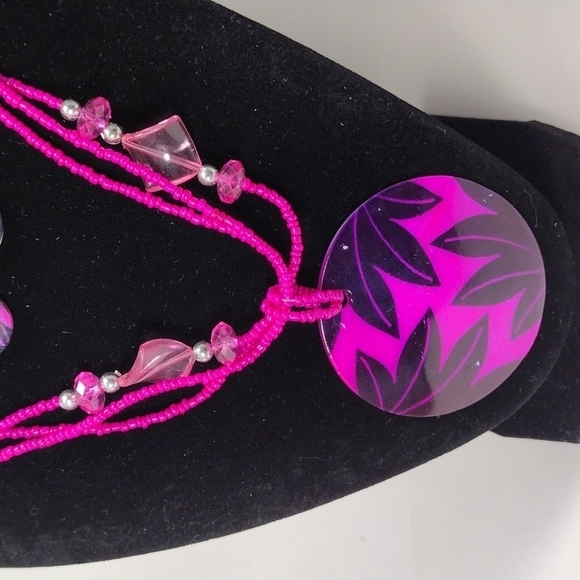 Multi row Silver-tone Pink Beaded Necklace Round Shell Pendant matching Earrings - Picture 3 of 4